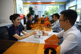 Giao dịch tại SHB. (Ảnh: CTV/Vietnam+)