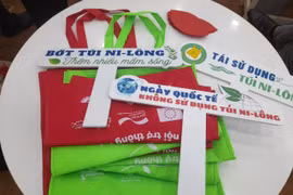 Bớt túi nylon, thêm nhiều mầm sống. (Ảnh: Hùng Võ/Vietnam+)