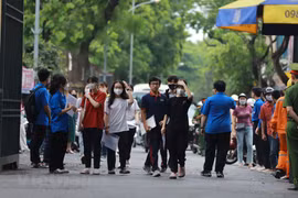 Các sĩ tử của Thủ đô trong buổi nhận phòng thi sáng 9/6. (Ảnh: PV/Vietnam+)