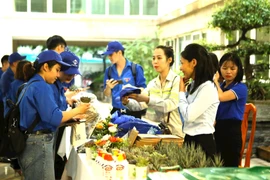 Đoàn viên thanh niên Bộ Tài nguyên và Môi trường tham gia Chương trình “Đổi rác lấy quà.” (Ảnh: PV/Vietnam+)