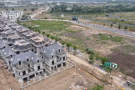 Giá căn hộ trong thời gian qua liên tục tăng cao do nguồn cung căn hộ trong những năm gần đây khan hiếm. (Ảnh: HV/Vietnam+)