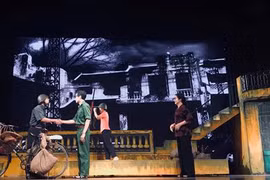 Một cảnh trong vở diễn "Ngôi nhà trong thành phố." (Ảnh: Nhà hát Kịch Hà Nội)