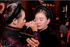 Các ca nương chuẩn bị trước giờ biểu diễn. (Ảnh: Báo Ảnh Việt Nam/TTXVN)