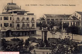 Quảng trường Chavassieux (nay là vườn hoa Diên Hồng) và Phủ Thống sứ Bắc Kỳ (Ảnh: Trung tâm Lưu trữ quốc gia I)
