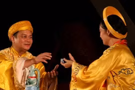 Nghệ sỹ Anh Tú cùng người bạn diễn-nghệ sỹ Lê Khanh ở một cảnh trong vở kịch "Rừng trúc."