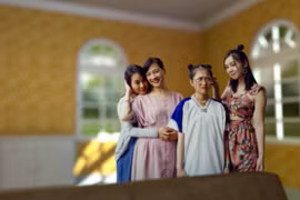 Bộ phim đánh dấu sự trở lại màn ảnh nhỏ của nghệ sỹ nhân dân Lê Khanh sau một thời gian dài vắng bóng. (Ảnh: ĐLP)