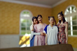 Bộ phim đánh dấu sự trở lại màn ảnh nhỏ của nghệ sỹ nhân dân Lê Khanh sau một thời gian dài vắng bóng. (Ảnh: ĐLP)