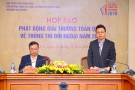 Nhà báo Lê Quốc Minh - Phó Tổng Giám đốc Thông tấn xã Việt Nam, Phó Trưởng Ban chỉ đạo Giải thưởng toàn quốc về thông tin đối ngoại 2018 phát biểu tại buổi họp báo sáng 22/11. (Ảnh: TTXVN)