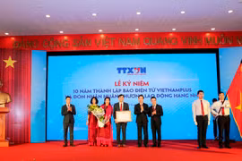Nhân dịp kỷ niệm 10 năm thành lập, Báo Điện tử VietnamPlus vinh dự đón nhận Huân chương Lao động Hạng Nhì. (Ảnh: Minh Sơn/TTXVN)