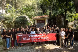 Tập thể Báo Điện tử VietnamPlus trong hành trình về nguồn, tới thăm di tích T6. (Ảnh: Minh Sơn/Vietnam+)
