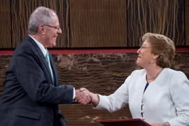  Tổng thống Chile Michelle Bachelet (phải) và Tổng thống Peru Pedro Pablo Kuczynski (trái) sau lễ ký tại Santiago. (Ảnh: AFP/TTXVN )