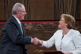  Tổng thống Chile Michelle Bachelet (phải) và Tổng thống Peru Pedro Pablo Kuczynski (trái) sau lễ ký tại Santiago. (Ảnh: AFP/TTXVN )