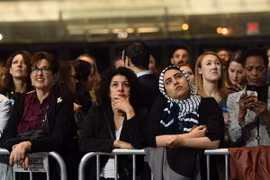 Những người ủng hộ ứng viên Hillary Clinton theo dõi kết quả bầu cử tại New York ngày 8/11. (Ảnh: AFP/TTXVN)