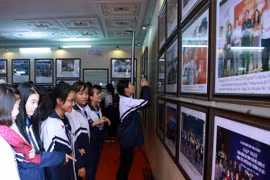Khách thăm quan triển lãm bản đồ và trưng bày tư liệu “Hoàng Sa, Trường Sa của Việt Nam-Những bằng chứng lịch sử và pháp lý,” tại Ninh Bình. (Ảnh: Hoàng Hùng/TTXVN)