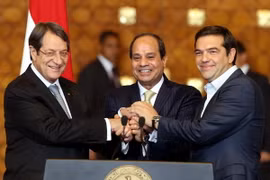 Tổng thống Ai Cập El-Sisi (giữa) cùng Thủ tướng Hy Lạp Alexis Tsipras (phải) và Tổng thống Cộng hòa Cyprus Nicos Anastasiades (trái) tại Hội nghị thượng đỉnh ba bên lần thứ tư ở Ai Cập. (Ảnh: EPA/TTXVN)