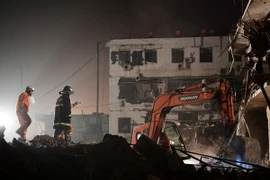 Lực lượng cứu hộ làm nhiệm vụ tại hiện trường vụ nổ ngày 25/10. (Ảnh: THX/TTXVN)