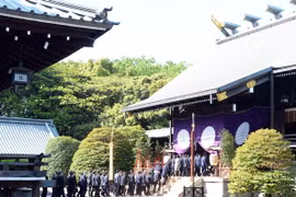 Các nghị sỹ Nhật Bản thăm đền Yasukuni ở thủ đô Tokyo. (Ảnh: THX/TTXVN)