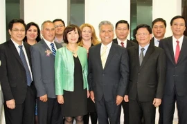 Phó Bí thư thường trực Thành ủy Đà Nẵng Võ Công Trí và Thị trưởng thành phố Toluca Fernando Zamora Morales. (Ảnh: Việt Hòa-Việt Hùng/Vietnam+)
