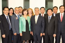 Phó Bí thư thường trực Thành ủy Đà Nẵng Võ Công Trí và Thị trưởng thành phố Toluca Fernando Zamora Morales. (Ảnh: Việt Hòa-Việt Hùng/Vietnam+)