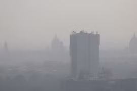Khói mù ô nhiễm bao phủ bầu trời New Delhi, Ấn Độ ngày 28/10 vừa qua. (Ảnh: AP/TTXVN)
