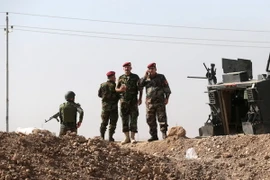 Lực lượng Peshmerga gác tại điểm kiểm soát cuối cùng dẫn vào mặt trận Bartila, cách Mosul 50km về phía đông. (Ảnh: EPA/TTXVN)