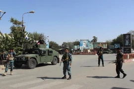 Lực lượng an ninh Afghanistan giao tranh với phiến quân Taliban tại thành phố Kunduz ngày 3/10. (Ảnh: AFP/TTXVN)