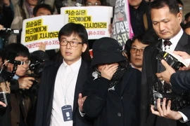 Bà Choi Soon-sil (giữa) tới văn phòng của cơ quan công tố Seoul ngày 31/10 vừa qua. (Ảnh: EPA/TTXVN)