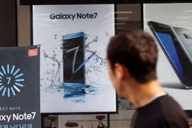 Điện thoại Galaxy Note 7 trưng bày tại cửa hàng ở thủ đô Seoul ngày 12/9 vừa qua. (Ảnh: EPA/TTXVN)