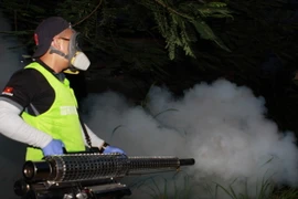 Nhân viên y tế sử dụng kỹ thuật phun hơi nóng diệt muỗi phòng chống vi rút Zika tại ký túc xá Trường Đại học Khoa học Xã hội và Nhân văn TP.HCM. (Ảnh: Phương Vy/TTXVN)