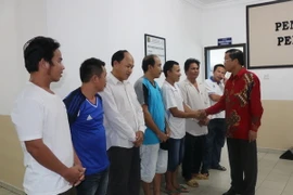 Đại sứ Việt Nam tại Indonesia Hoàng Anh Tuấn thăm ngư dân bị giam tại đảo Tanjung Pinang. (Ảnh: Đỗ Quyên/Vietnam+)