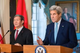 Ngoại trưởng Mỹ John Kerry và Ủy viên Bộ Chính trị, Thường trực Ban Bí thư Đinh Thế Huynh. (Nguồn: U.S. Department of State)