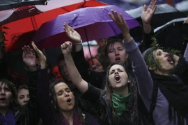 Hàng nghìn người Argentina bất chấp trời mưa vẫn xuống đường tuần hành, kêu gọi bảo vệ phụ nữ ở thủ đô Buenos Aires ngày 19/9 vừa qua. (Ảnh: EPA/TTXVN)