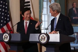 Ngoại trưởng Hàn Quốc Yun Byung-se (trái) và Ngoại trưởng Mỹ John Kerry tại cuộc họp báo sau cuộc họp vào ngày 19/10, tại thủ đô Washington DC, Mỹ. (Ảnh: AFP/TTXVN)