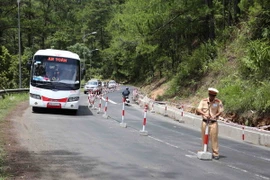 Xe ôtô lưu thông qua đèo Prenn. (Ảnh: Nguyễn Dũng/TTXVN)