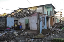 Người dân thu dọn đống đổ nát sau bão Matthew tại Baracoa, Guantanamo ngày 7/10 vừa qua. (Ảnh: AFP/TTXVN)