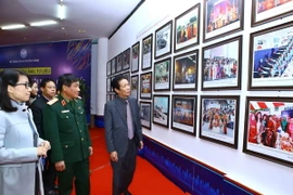 Đại biểu tham quan triển lãm. (Ảnh: Minh Quyết/TTXVN)