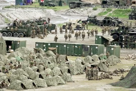 Binh sỹ Mỹ và Philippines tham gia cuộc tập trận chung PHIBLEX tại thị trấn Capas, tỉnh Tarlac, phía bắc Manila, Philippines ngày 10/10 vừa qua. (Ảnh: EPA/TTXVN)