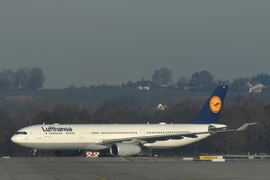 Máy bay của hãng hàng không Lufthansa tại sân bay Franz-Josef-Strauss ở Munich, Đức ngày 29/11 vừa qua. (Ảnh: AFP/TTXVN)