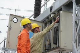 Kiểm tra kỹ thuật trước khi đóng điện. (Ảnh minh họa: Mạnh Minh/TTXVN)