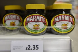Sản phẩm đóng hộp nhãn hiệu Marmite được bày bán tại siêu thị Tesco ở London, Anh ngày 13/10. (Ảnh: EPA/TTXVN)