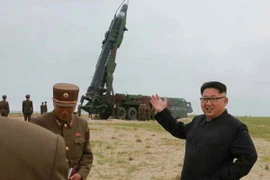 Nhà lãnh đạo Triều Tiên Kim Jong-un thị sát một vụ phóng thử tên lửa tầm trung Musudan tại thành phố Wonsan ở bờ biển phía đông Triều Tiên. (Ảnh: Yonhap/TTXVN)