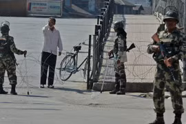 Các binh sỹ Ấn Độ tăng cường an ninh sau lệnh giới nghiêm tại Lal Chowk, Srinagar, thủ phủ của khu vực Kashmir do Ấn Độ kiểm soát ngày 19/9 vừa qua. (Ảnh: AFP/TTXVN)