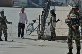 Các binh sỹ Ấn Độ tăng cường an ninh sau lệnh giới nghiêm tại Lal Chowk, Srinagar, thủ phủ của khu vực Kashmir do Ấn Độ kiểm soát ngày 19/9 vừa qua. (Ảnh: AFP/TTXVN)