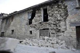 Một ngôi nhà bị phá hủy nặng nề sau trận động đất ở Pieve Torina, vùng Marche, miền trung Italy ngày 30/10 vừa qua. (Ảnh: EPA/TTXVN)