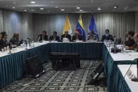 Tổng thống Venezuela Nicolas Maduro (giữa) tại Caracas ngày 30/10 vừa qua. (Ảnh: AFP/TTXVN)