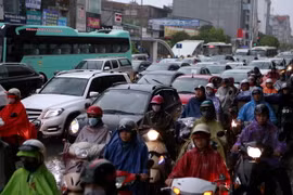 Từ sáng sớm cảnh ùn tắc giao thông đã diễn ra trên đường Nguyễn Xiển. (Ảnh: Phạm Kiên/TTXVN)