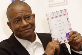 Nhà văn Mỹ Paul Beatty và cuốn tiểu thuyết “The Sellout.” (Nguồn: AP)