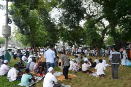 Người biểu tình tham gia lễ cầu nguyện đường phố. (Ảnh: Đỗ Quyên/Vietnam+)