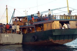 Các ngư dân nước ngoài bị hải quân Philipin ngăn chặn ngoài bãi cạn Scarborough. (Ảnh: AFP/TTXVN)