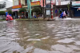 Mưa lớn làm ngập lụt trên đường Trần Cao Vân, thành phố Tam Kỳ. (nh: Đỗ Trưởng/TTXVN)